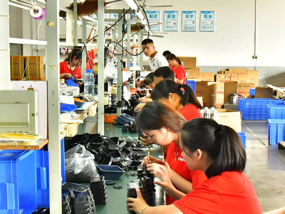 BAIFEI assembly team producing outdoor LED lights